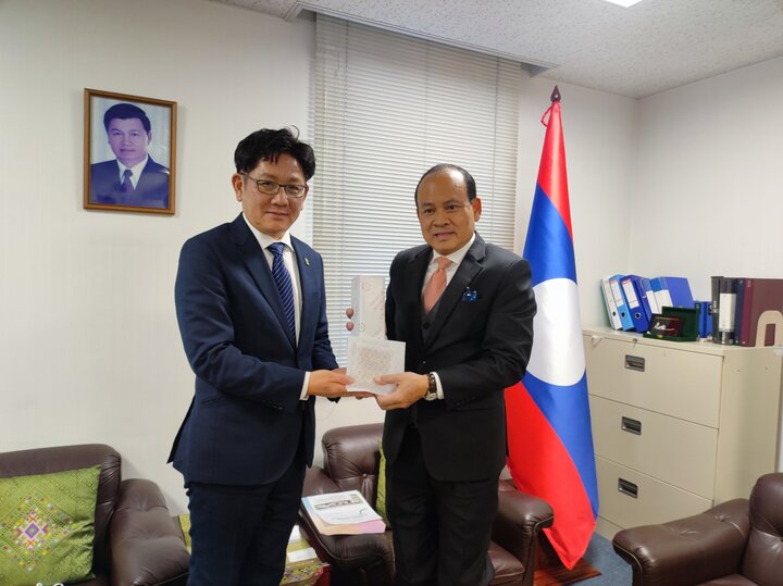 ラオススタディツアーに関する説明の様子