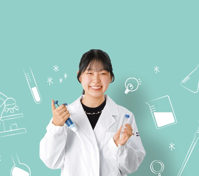検査器具を持つ臨床検査学科の学生