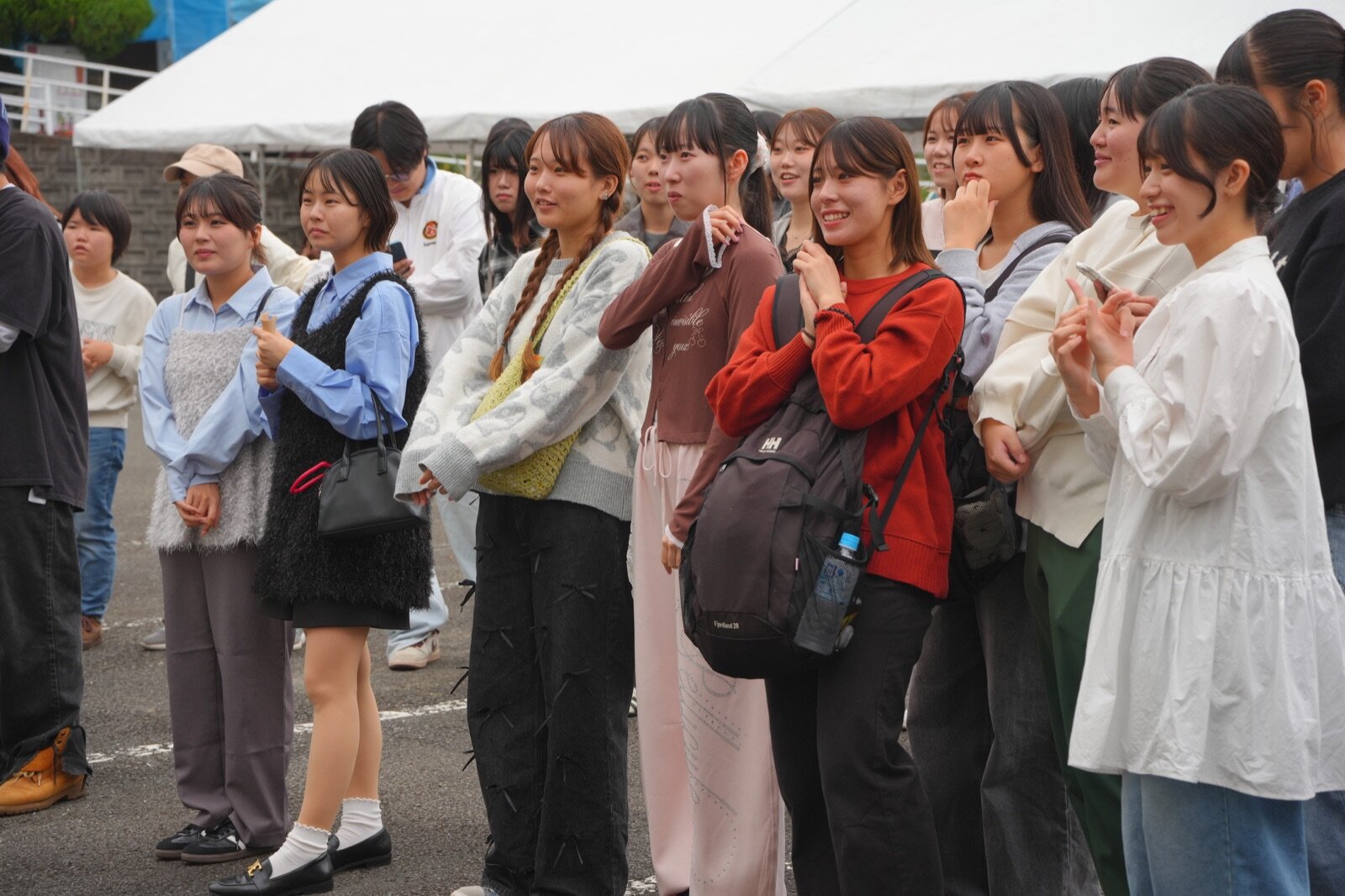 屋外企画を見守る学生たち