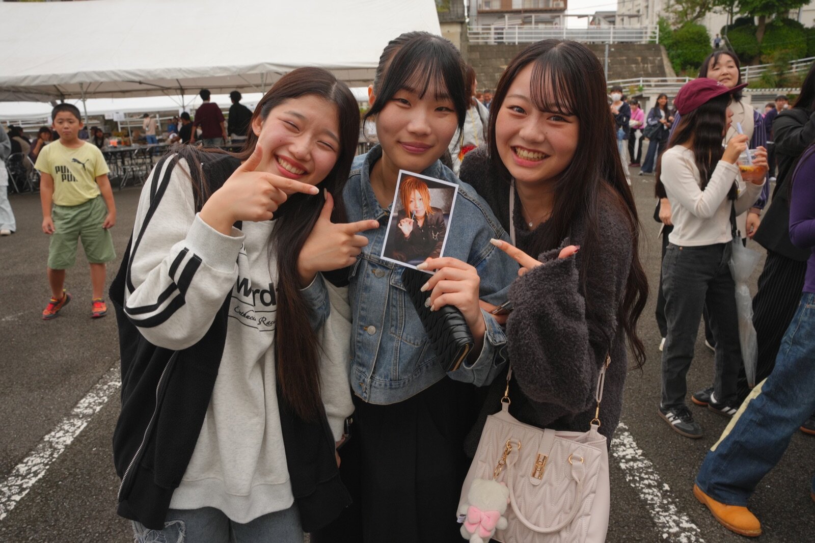 会場で記念撮影をする学生たち